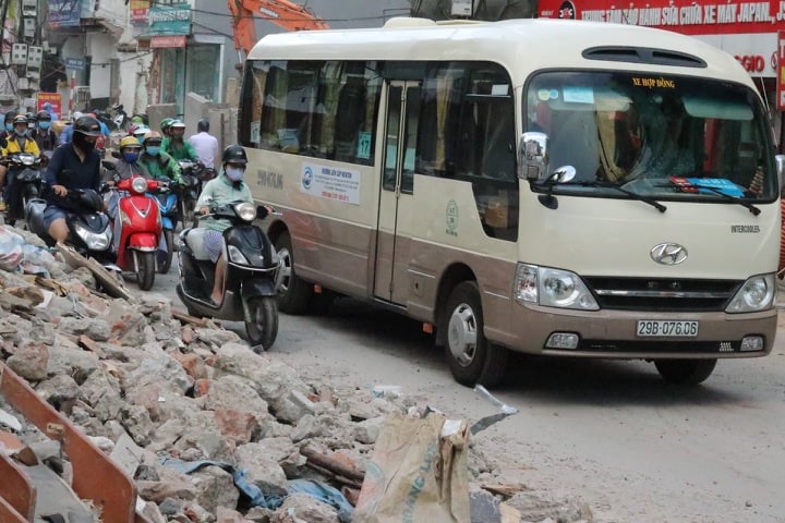 Đoạn đường có tổng chiều dài 434m nhưng gần 1 năm vẫn chưa chưa hoàn thành.