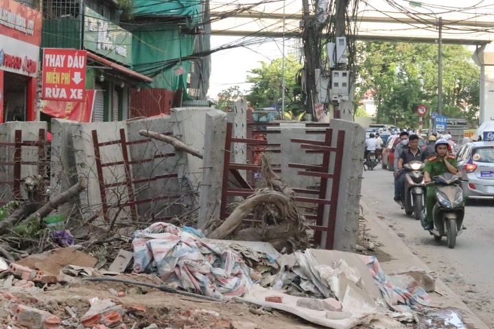 Vô số vật liệu xây dựng, đống gạch đá ngổn ngang được tập kết ở hai bên đường.