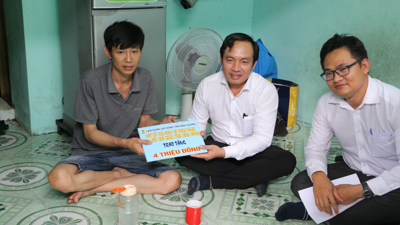 Đoàn đến nhà trọ thăm và trao 10 triệu đồng cho công nhân gặp khó khăn. Ảnh: N.Duy