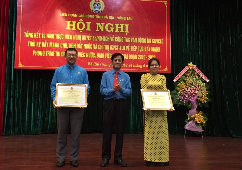 Ông Châu Văn Thắng, Chủ tịch LĐLĐ tỉnh Bà Rịa-Vũng Tàu thay mặt tặng bằng khen của Tổng Liên đoàn cho 2 tập thể có thành tích xuất sắc. Ảnh: Nguyên Dũng