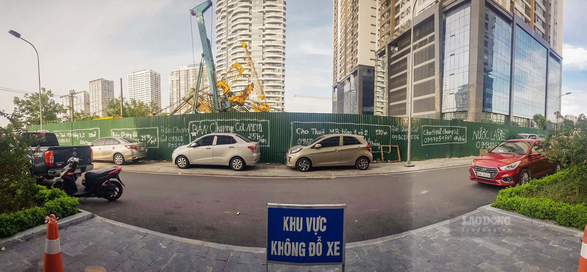 “Tòa nhà nào không chịu nổi thì mang biển báo, mang dây ra căng. Nhưng người ta cũng vẫn đỗ vào đấy vì biết chẳng ai làm gì được. Khu Ngoại giao đoàn chưa được bàn giao nên chủ đầu tư vẫn là đơn vị phụ trách. Nhưng họ cũng quản không nổi“, chị N.T.K nói thêm.