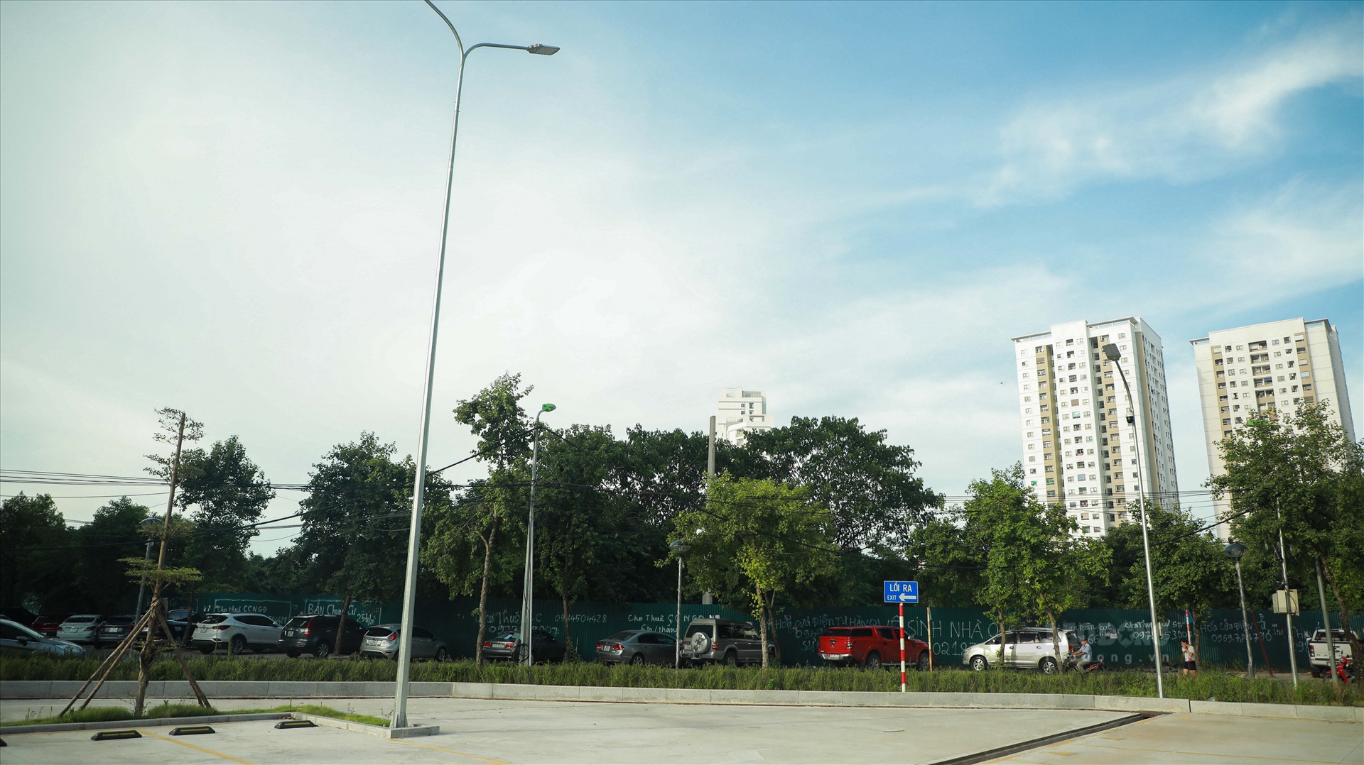 Quanh bãi đỗ xe này, ôtô xếp hàng dài, lấn chiến gần như toàn bộ diện tích vỉa hè.