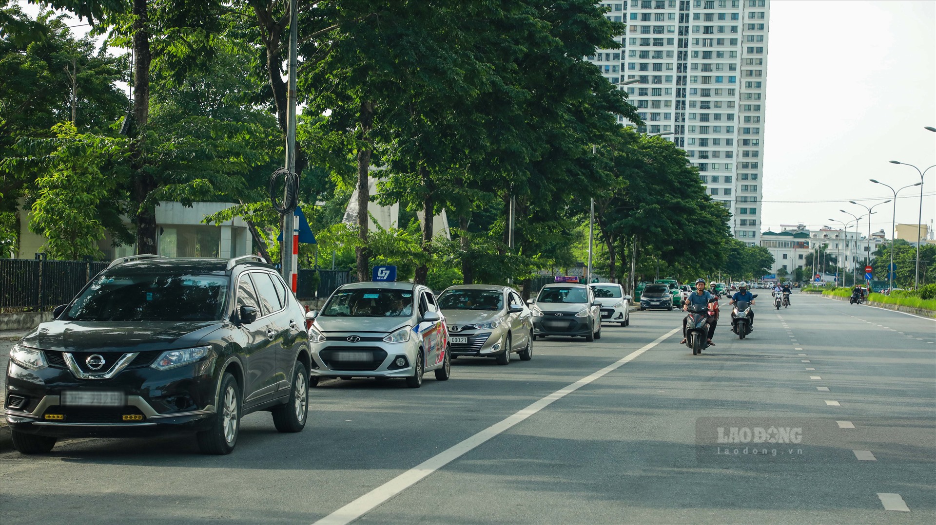 Theo người dân tại đây, dù mỗi tòa nhà đều có hầm gửi xe nhưng vì sống lượng chưa đủ và ý thức của một bộ phận cư dân nên tình trạng đậu đỗ xe dưới lòng đường ngày càng phổ biến.