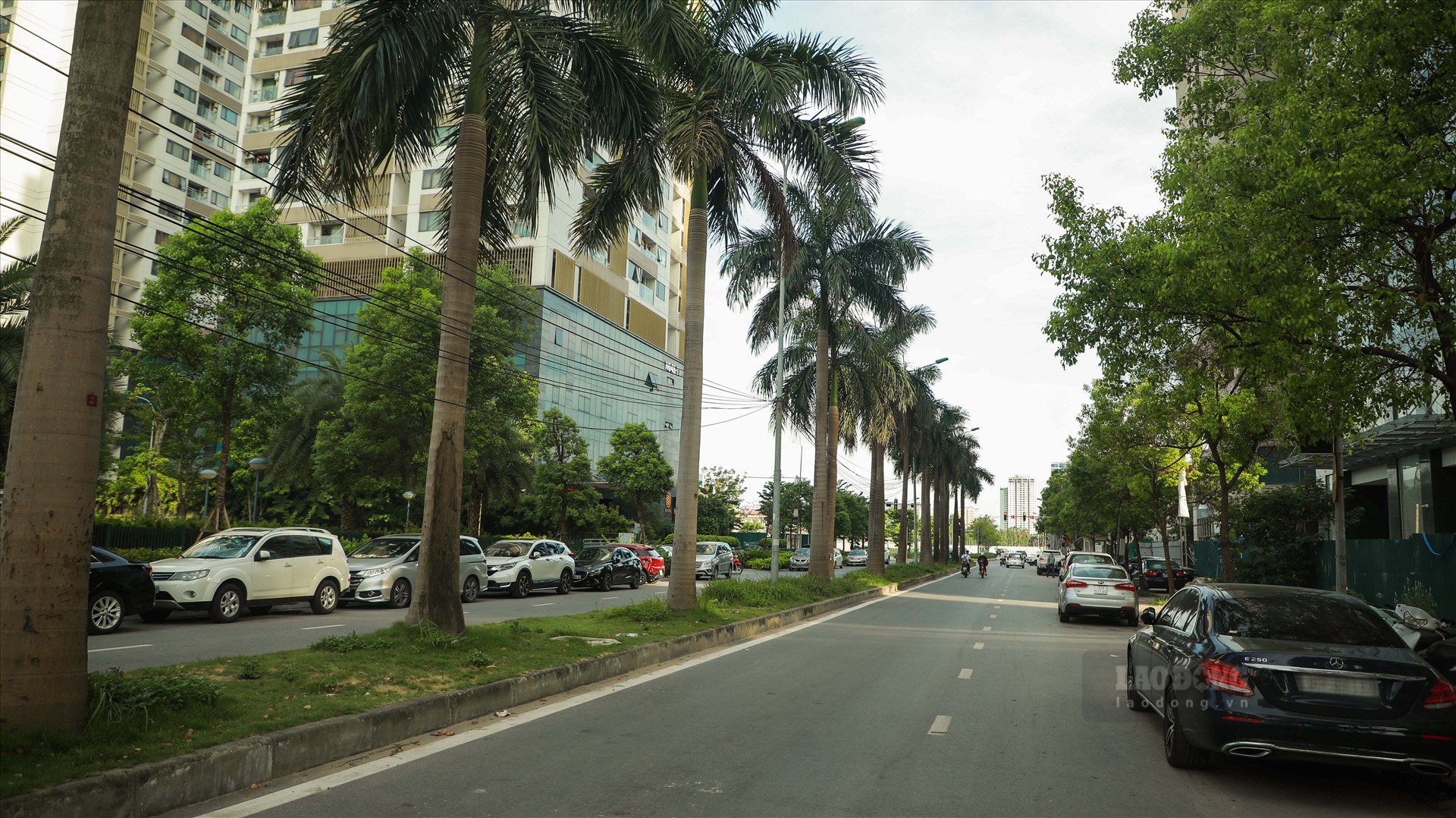 Anh D.T.A (cư dân tòa N03T4) cho rằng, nhiều hạng mục trong khu Ngoại giao đoàn không được chủ đầu tư quản lý tốt, trong đó có bãi đỗ xe. “Chủ đầu tư cứ làm xong bỏ đấy, ví dụ như đài phun nước bị bỏ không quá lâu, hai bãi đỗ xe do chủ đầu tư thi công quá hạn nhưng chưa đưa vào hoạt động. Xe cộ thì đậu đỗ lấn chiếm hết cả lòng đường“.