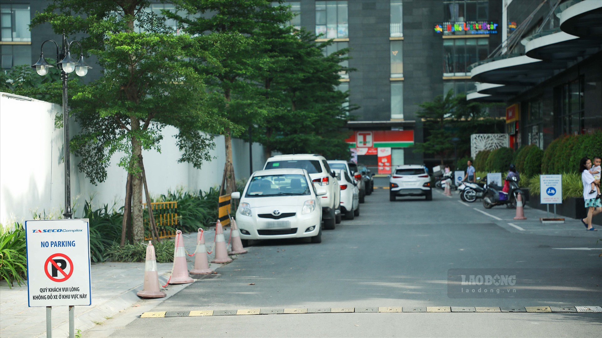 Biển cấm đỗ xe xuất hiện khắp nơi, nhưng hầu như đều vô dụng.