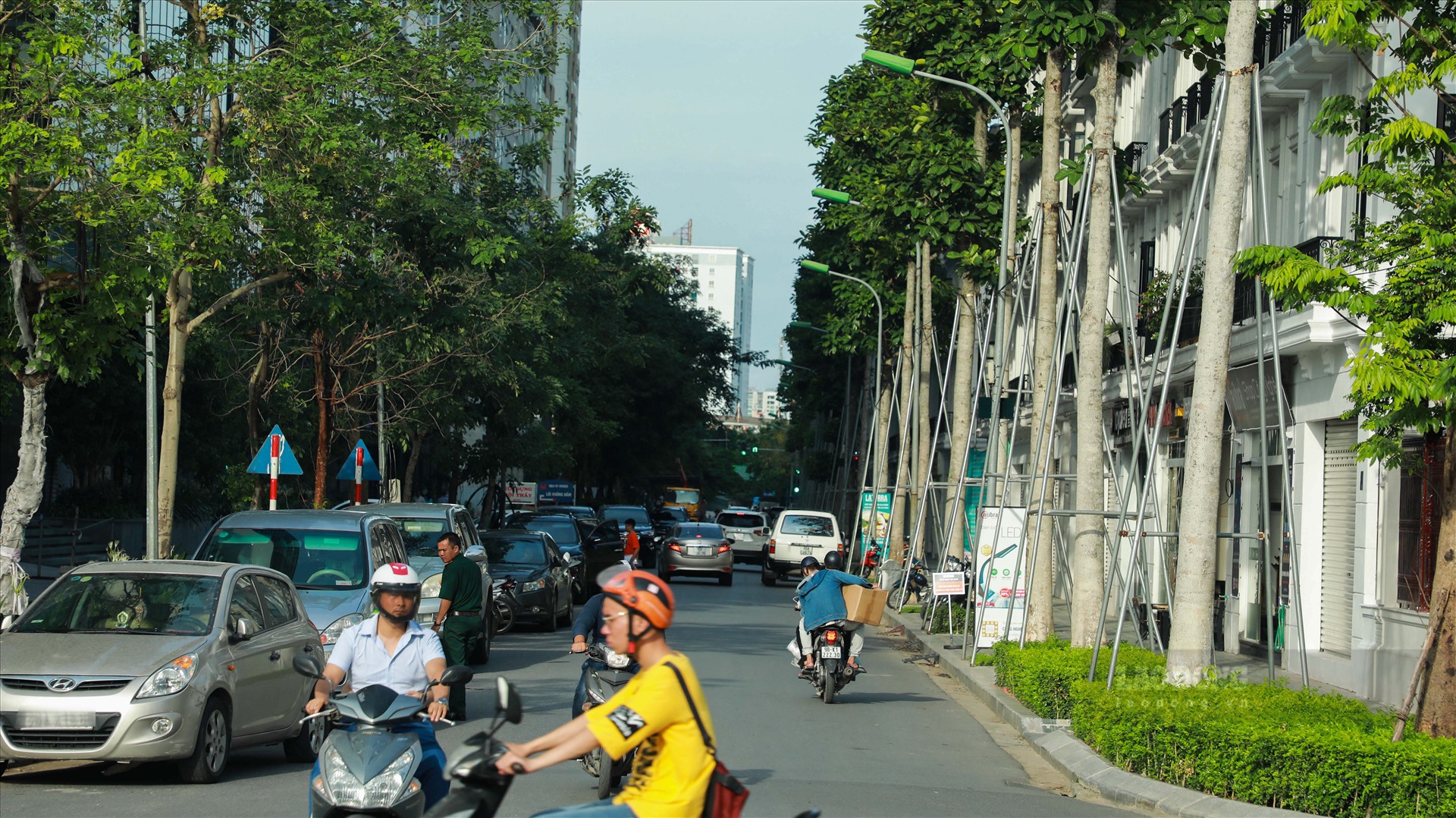 Việc lấn chiếm vỉa hè, lòng đường trong thời gian dài không chỉ gây mất mỹ quan mà còn ảnh hưởng đến giao thông, mất an toàn đối với người dân sống tại KĐT Ngoại giao đoàn.