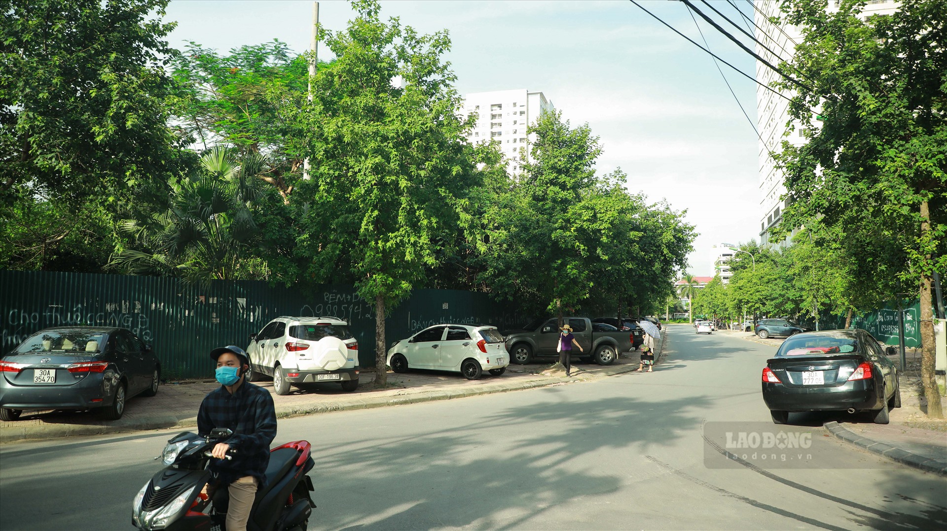 Nhiều người đi bộ phải đi dưới lòng đường vì không còn lối đi riêng.