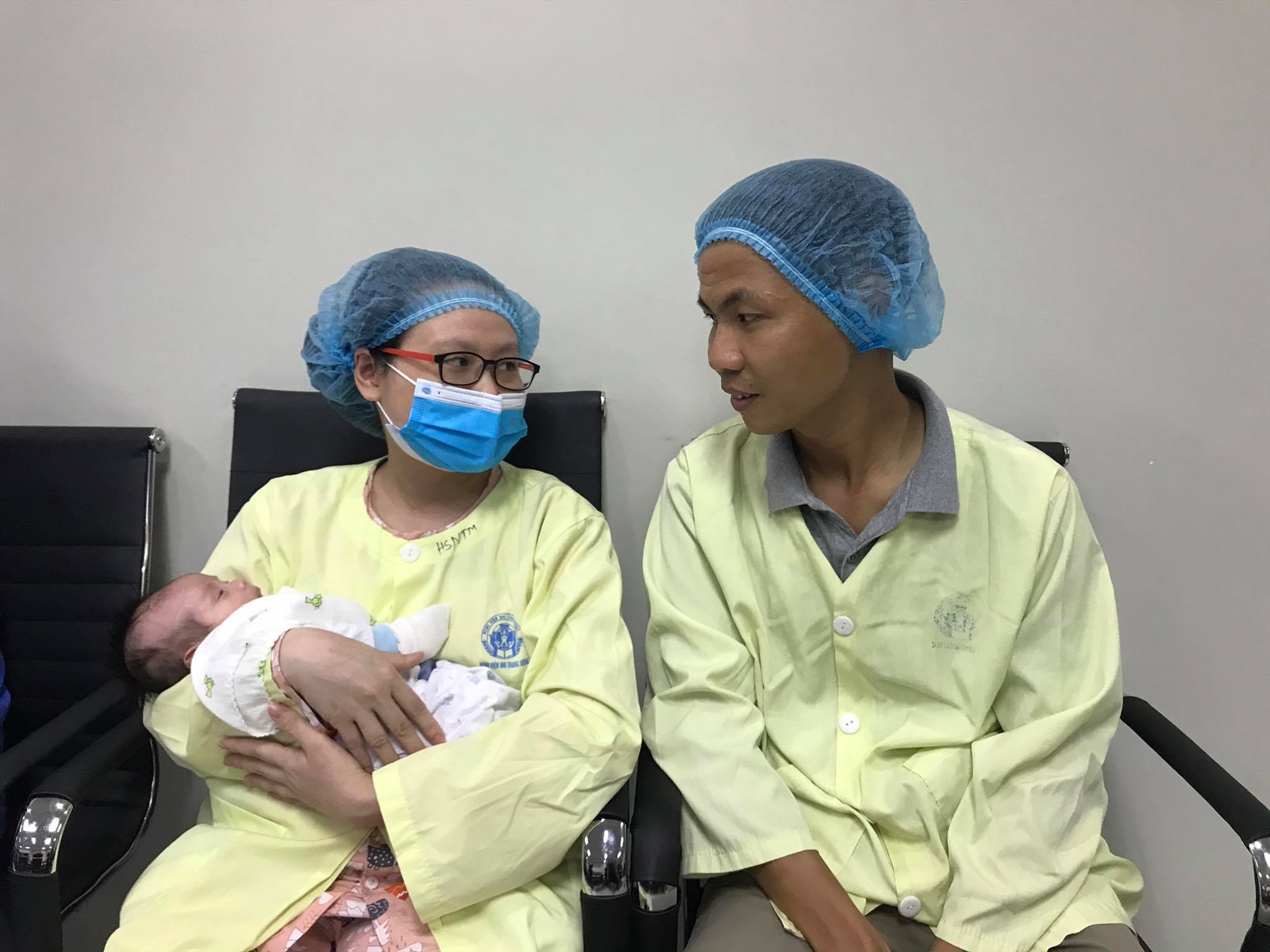 Bố mẹ bé H vui mừng trước sự hồi phục của con. Ảnh: Thùy Linh
