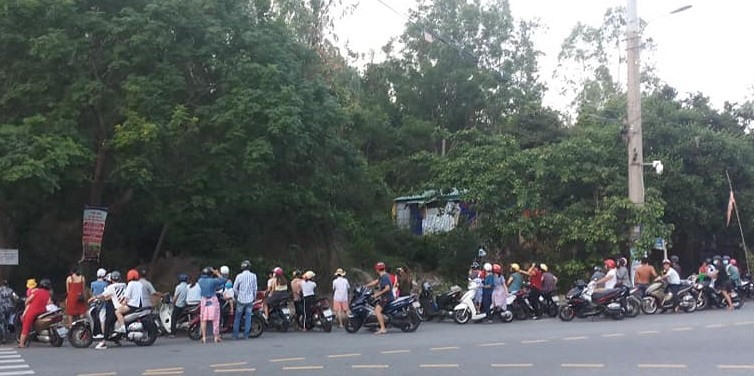 Tụ tập cả trăm người để trêu chọc bầy khỉ vàng Sơn Trà (ảnh Thanh Trần)