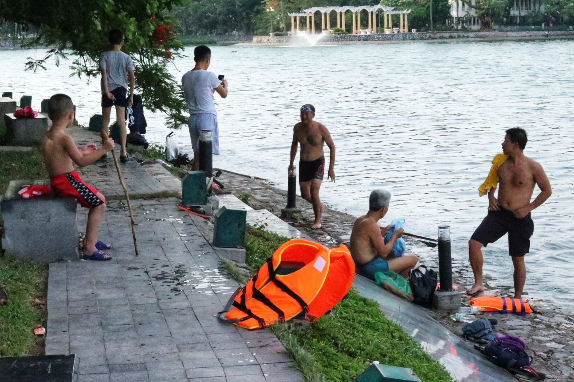 Bất chấp biển cấm, người dân vẫn vô tư bơi lội ở bãi tắm tự phát Hà Nội.