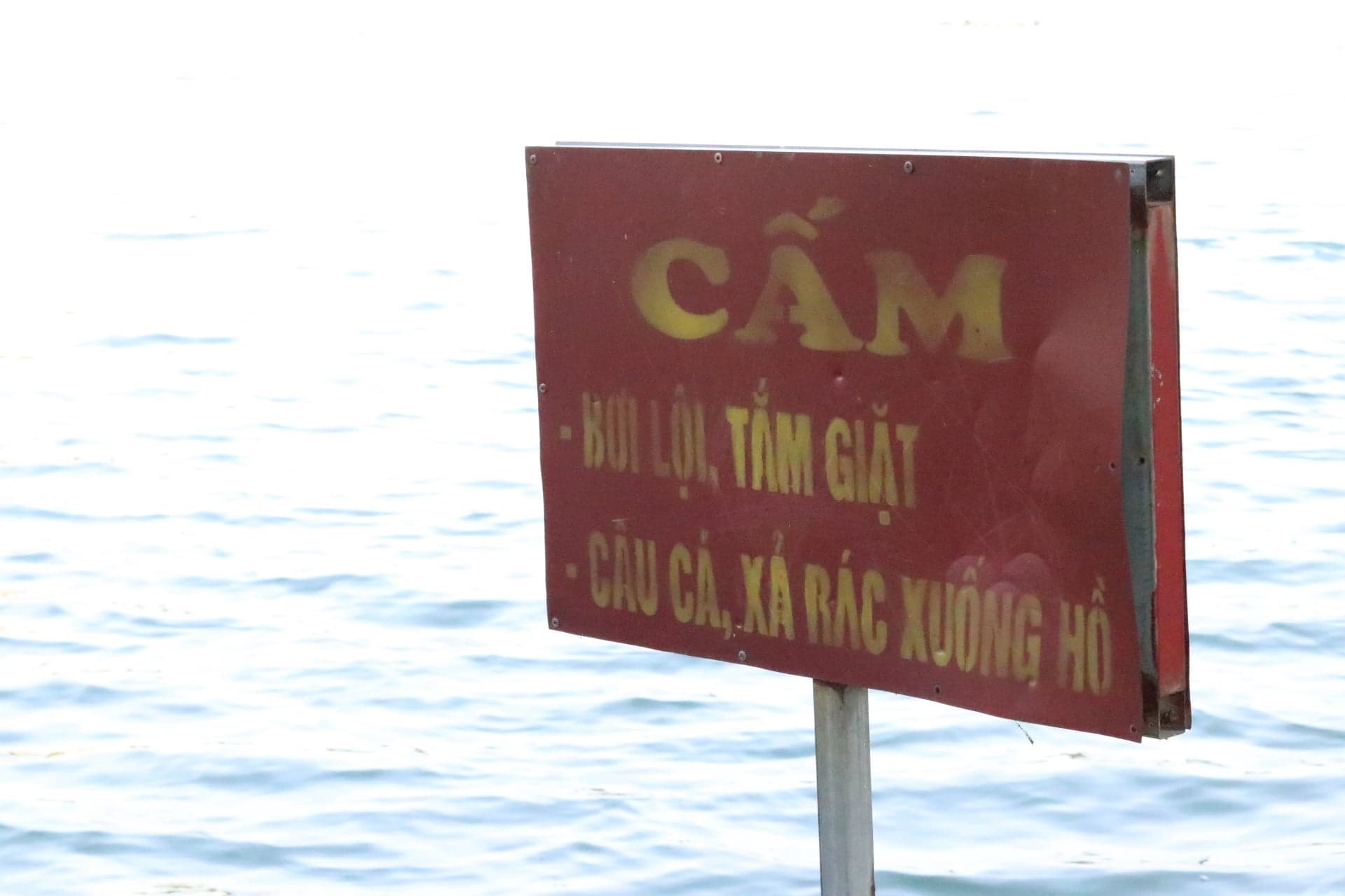 Nhiều biển cảnh báo khu vực nước sâu, nguy hiểm.