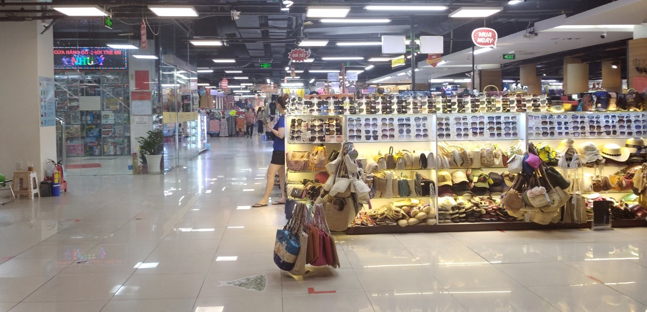 Vắng vẻ bao trùm lên mọi ngóc ngách của chợ.