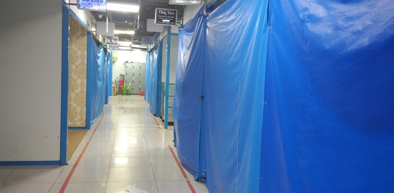 Nhiều quầy hàng vẫn đóng cửa, chưa mở bán trở lại. Ảnh: Chân Phúc