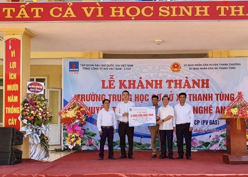 Đại diện PV GAS trao biển tài trợ 5 tỷ đồng cho công trình. Ảnh: PV Gas