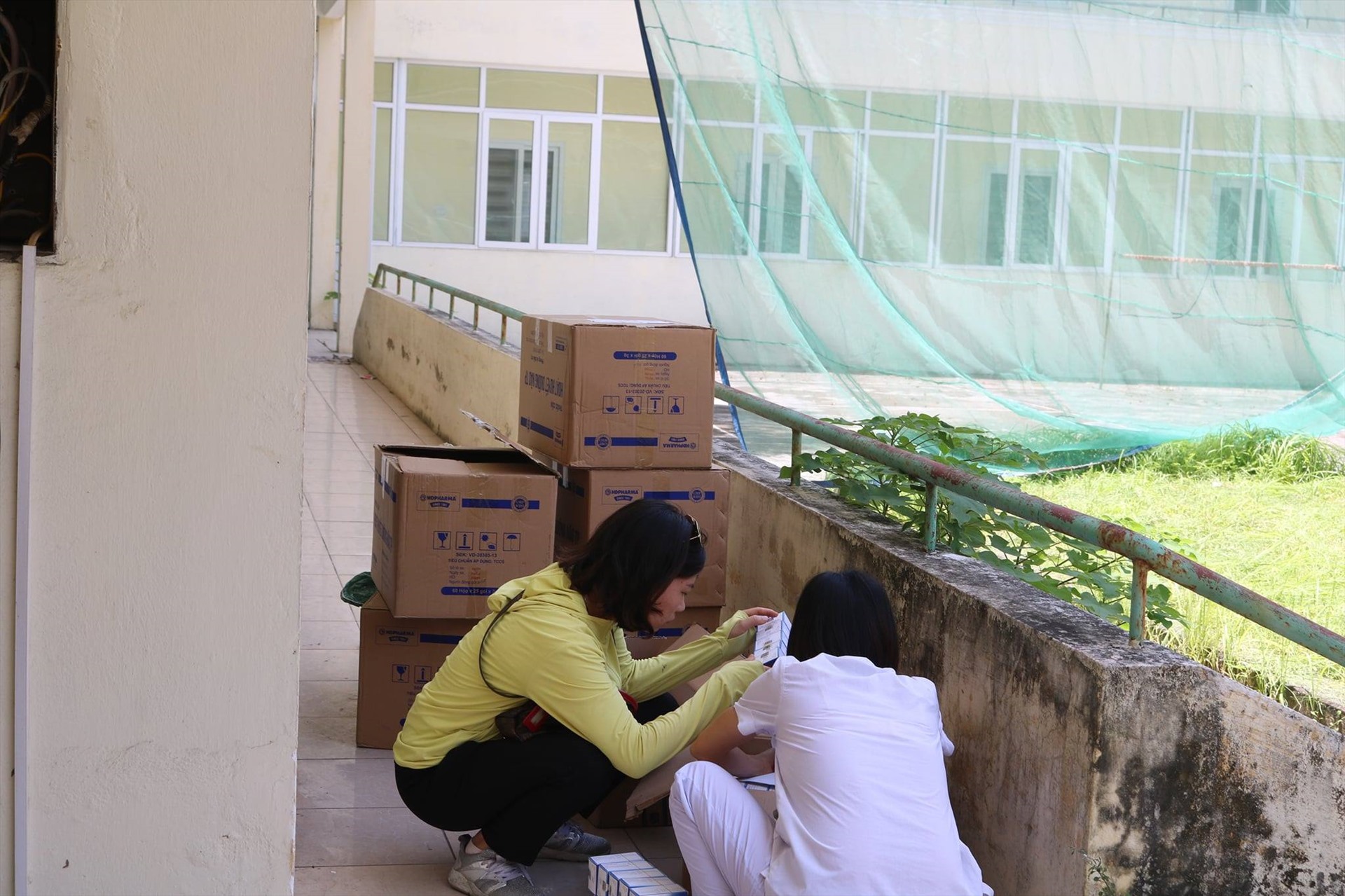 Một số đơn vị cung ứng do bức xúc vì bị nợ kéo dài đã mang một số thuốc trong kho về. Ảnh MC