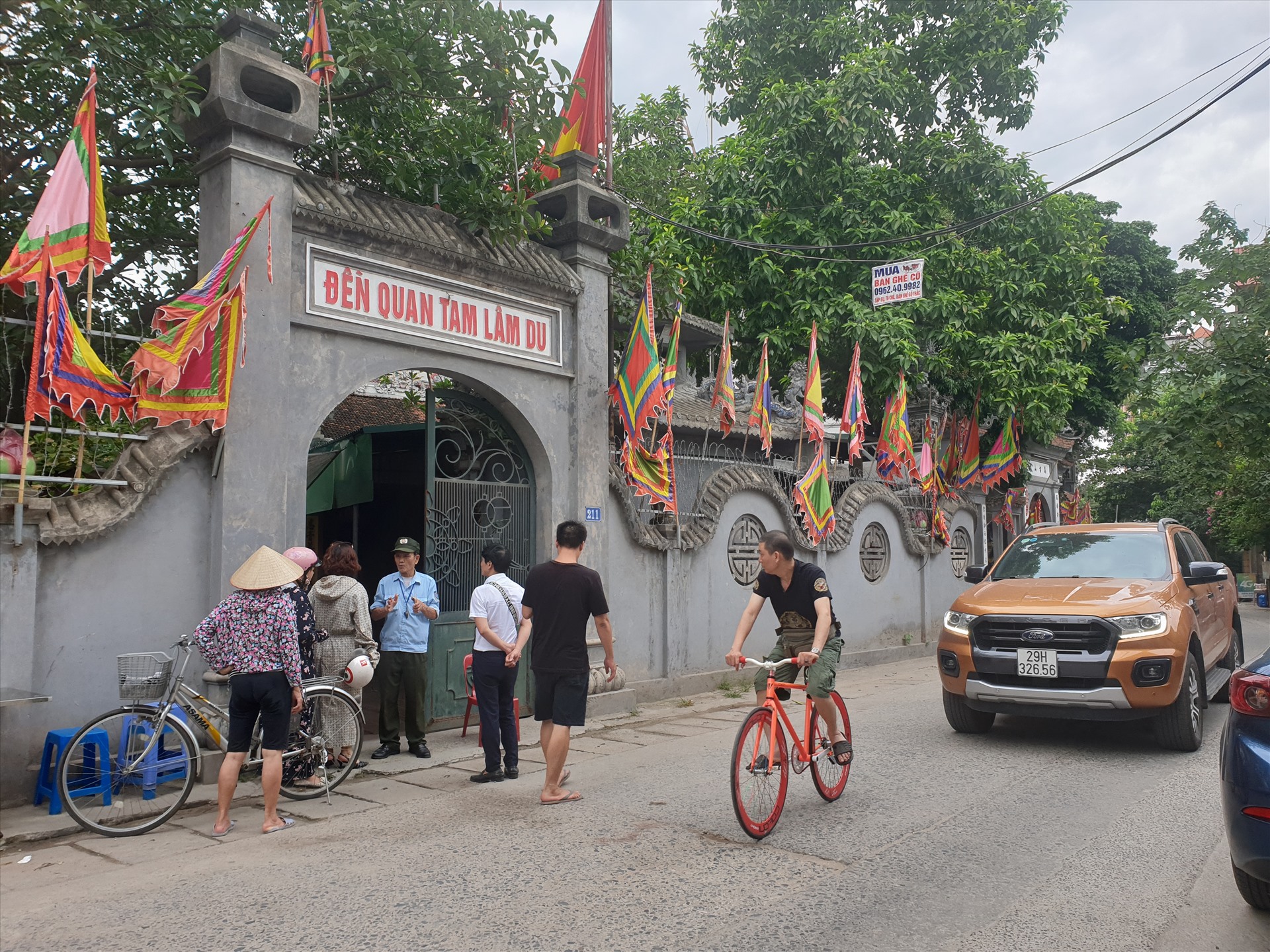 Người dân địa phương kéo đến theo dõi vụ việc sáng 25.6. Ảnh: Phạm Đông