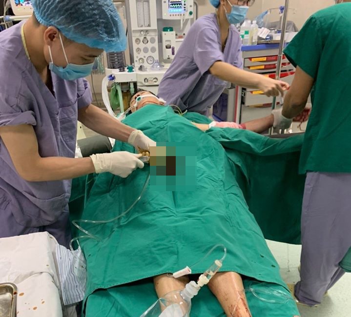 Bố đẻ chị H bị truy đuổi và đâm nhiều nhát vào lưng. Ảnh: Phạm Học