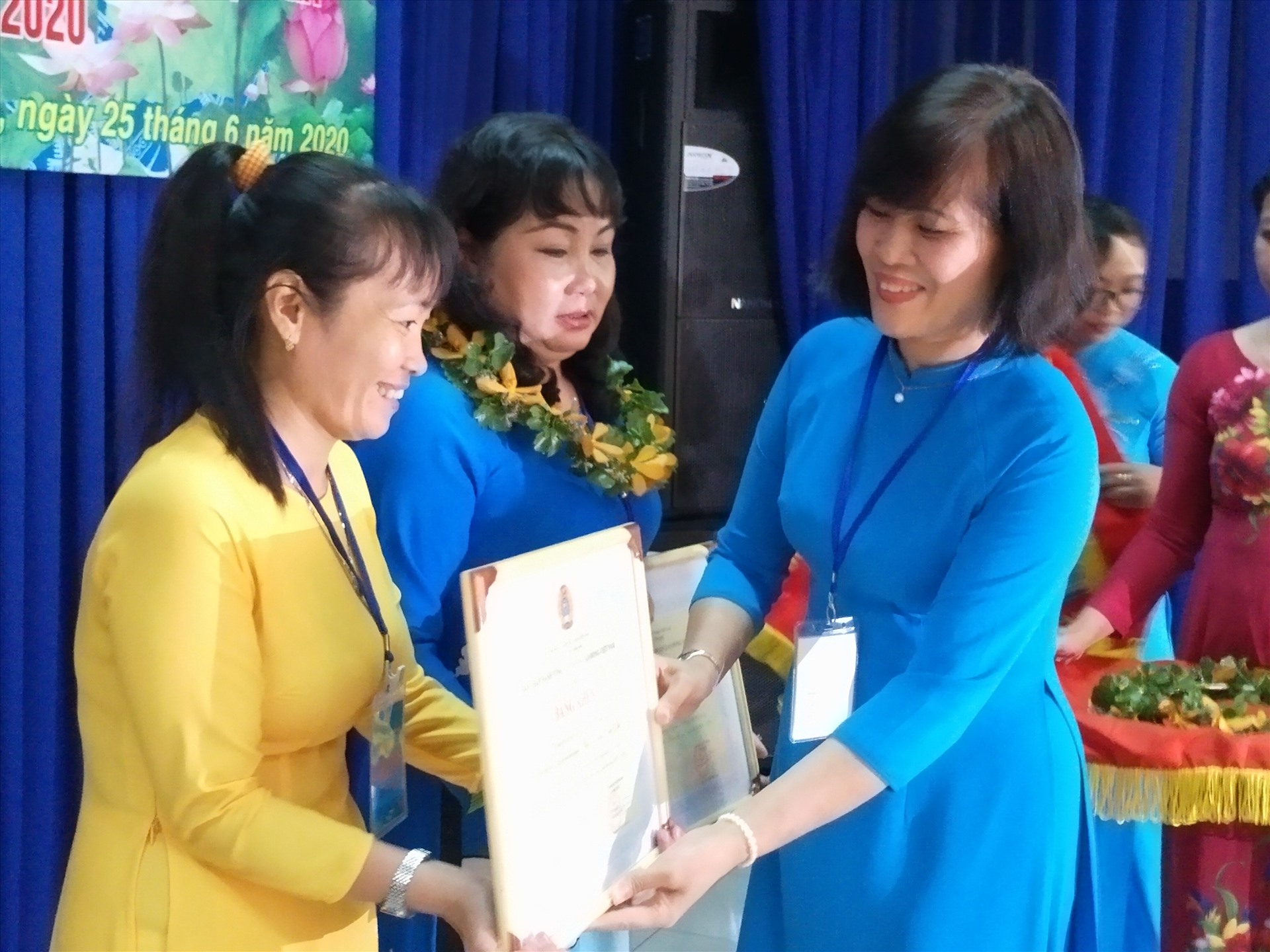 Bà Đỗ Hồng Vân trao Bằng khen của Tổng LĐLĐVN cho các cá nhân. Ảnh: k.Q