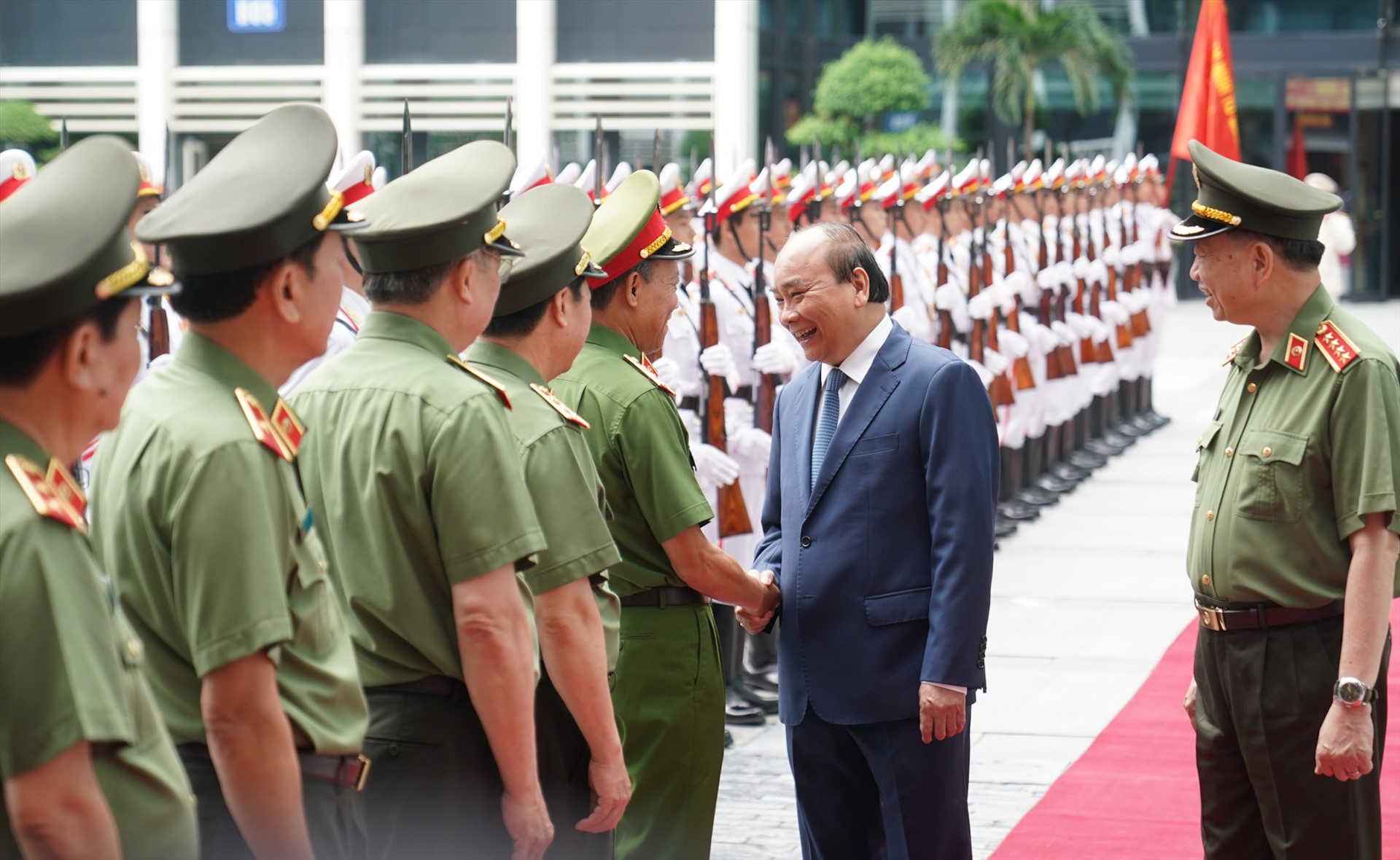 Thủ tướng Nguyễn Xuân Phúc cùng các đồng chí lãnh đạo Bộ Công an. Ảnh VGP/Quang Hiếu