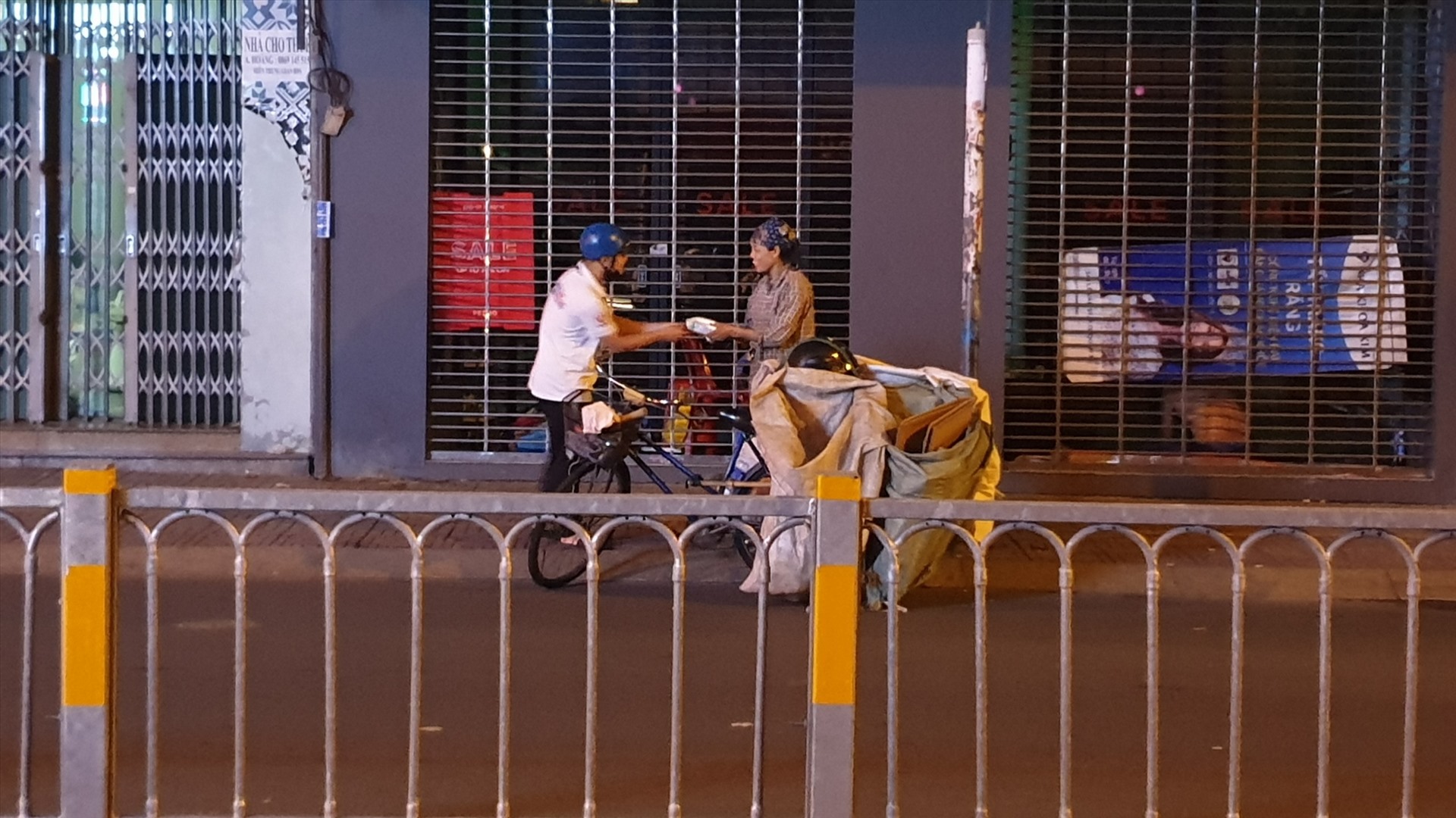 Nhưng ổ bánh mì được các bạn trao tận tay cho người nghèo khó giữa đếm khuya. Ảnh Minh Khang