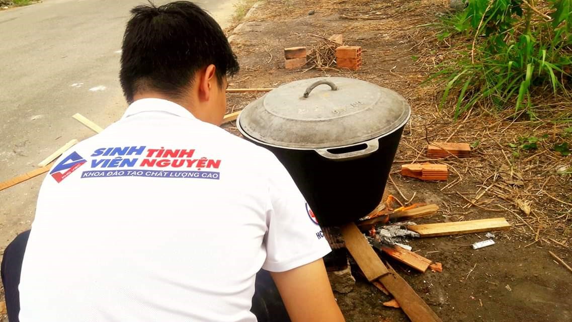 Nấu cháo chuẩn bị đi phát cho người khó khăn, cơ nhở. Ảnh: Minh Khang