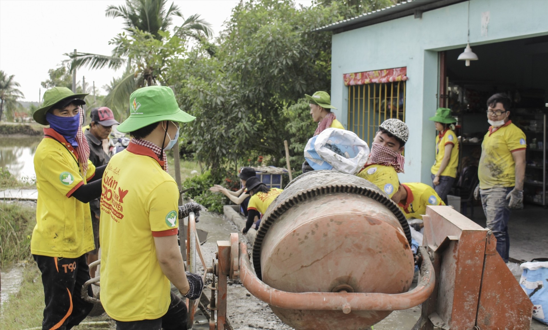 Thực hiện bê tông hóa 200m tuyến đường nông thôn tại Chiến dịch Xuân tình nguyện 2020 ở xã Tân Tập, huyện Cần Giuộc, tỉnh Long An. Ảnh: Nhân vật cung cấp