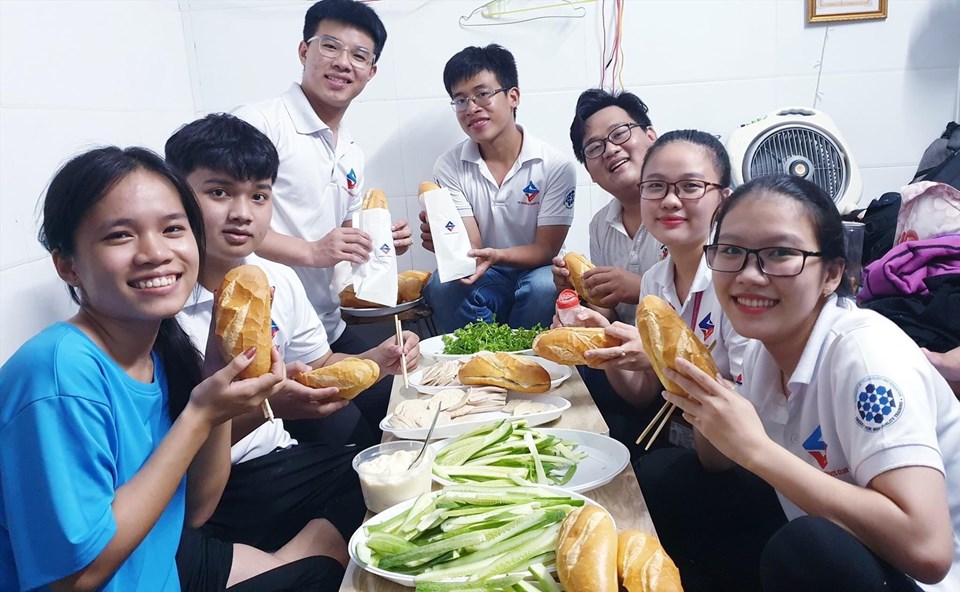 Thành viên Câu lạc bộ Sinh viên Tình nguyện Khoa Đào tạo Chất Lượng Cao (Trường Đại Học Sư Phạm Kỹ Thuật TPHCM) chuẩn bị bánh mì đi phát trong chương trình "Bánh mì sẻ chia". Ảnh: Minh Khang Thành viên Câu lạc bộ Sinh viên Tình nguyện Khoa Đào tạo Chất Lượng Cao (Trường Đại Học Sư Phạm Kỹ Thuật TPHCM) chuẩn bị bánh mì đi phát trong chương trình "Bánh mì sẻ chia". Ảnh: Minh Khang