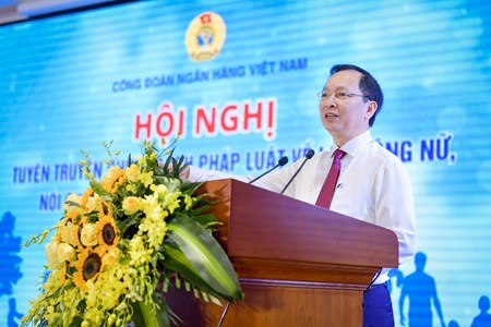 Công đoàn Ngân hàng tuyên truyền chính sách pháp luật cho lao động nữ