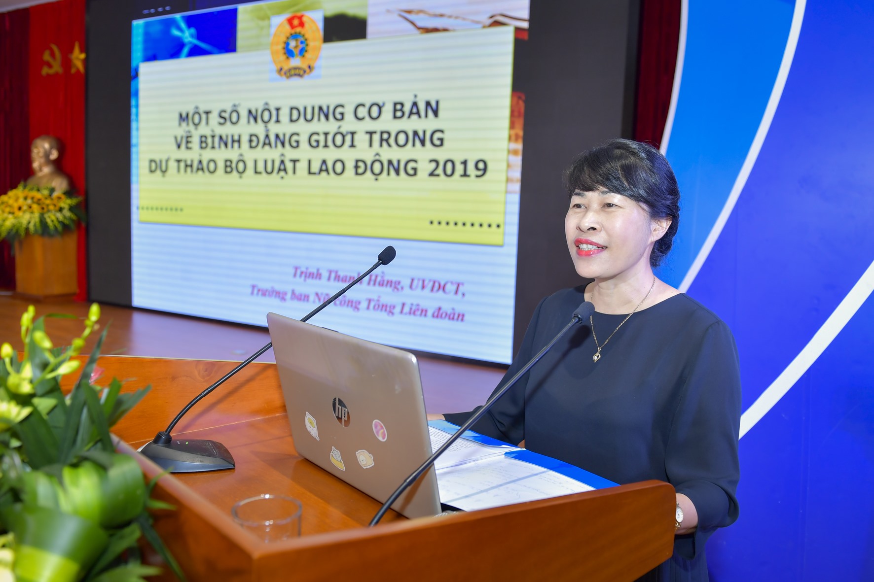 Đồng chí Trịnh Thanh Hằng - Uỷ viên Đoàn Chủ tịch, Trưởng Ban Nữ công Tổng LĐLĐ Việt Nam phổ biến chính sách pháp luật về lao động nữ tại Hội nghị tuyền truyền. Ảnh: Kiều Khanh