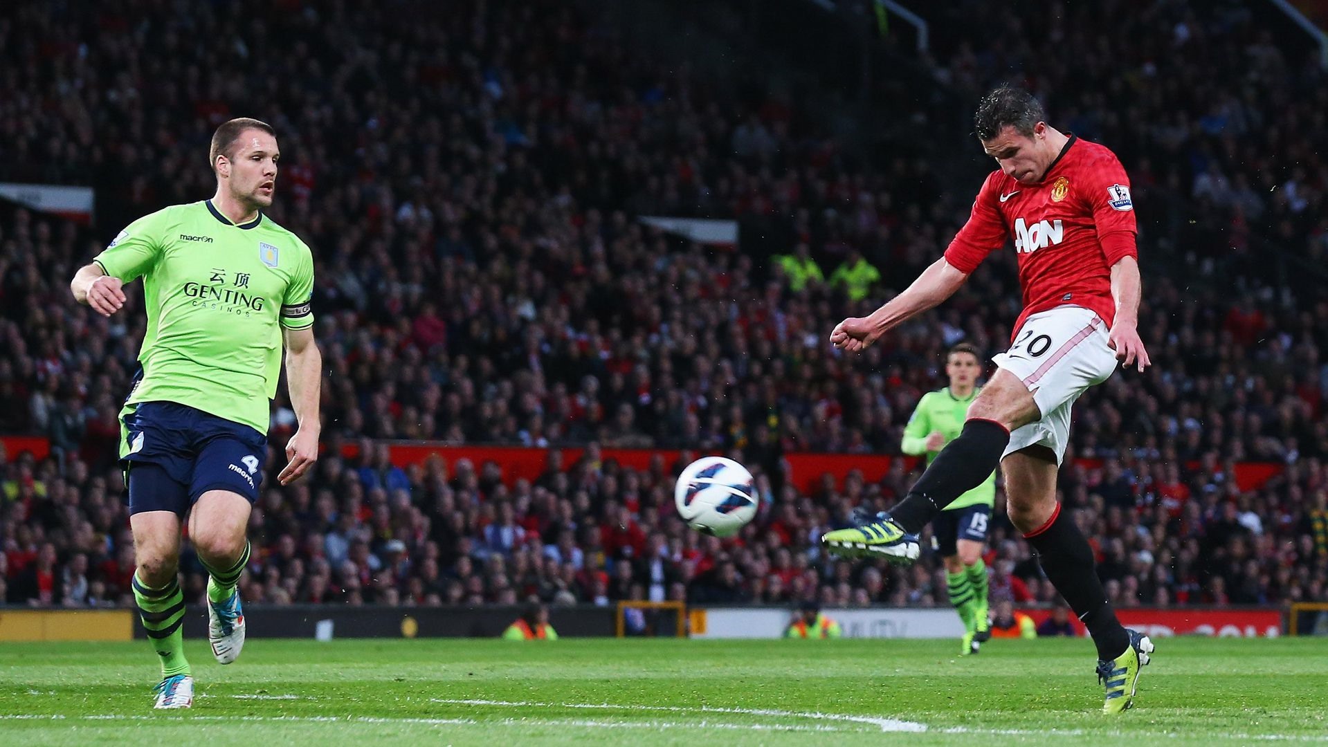 Cú volley tuyệt hảo của Van Persie vào lưới Aston Villa. Ảnh: Getty.