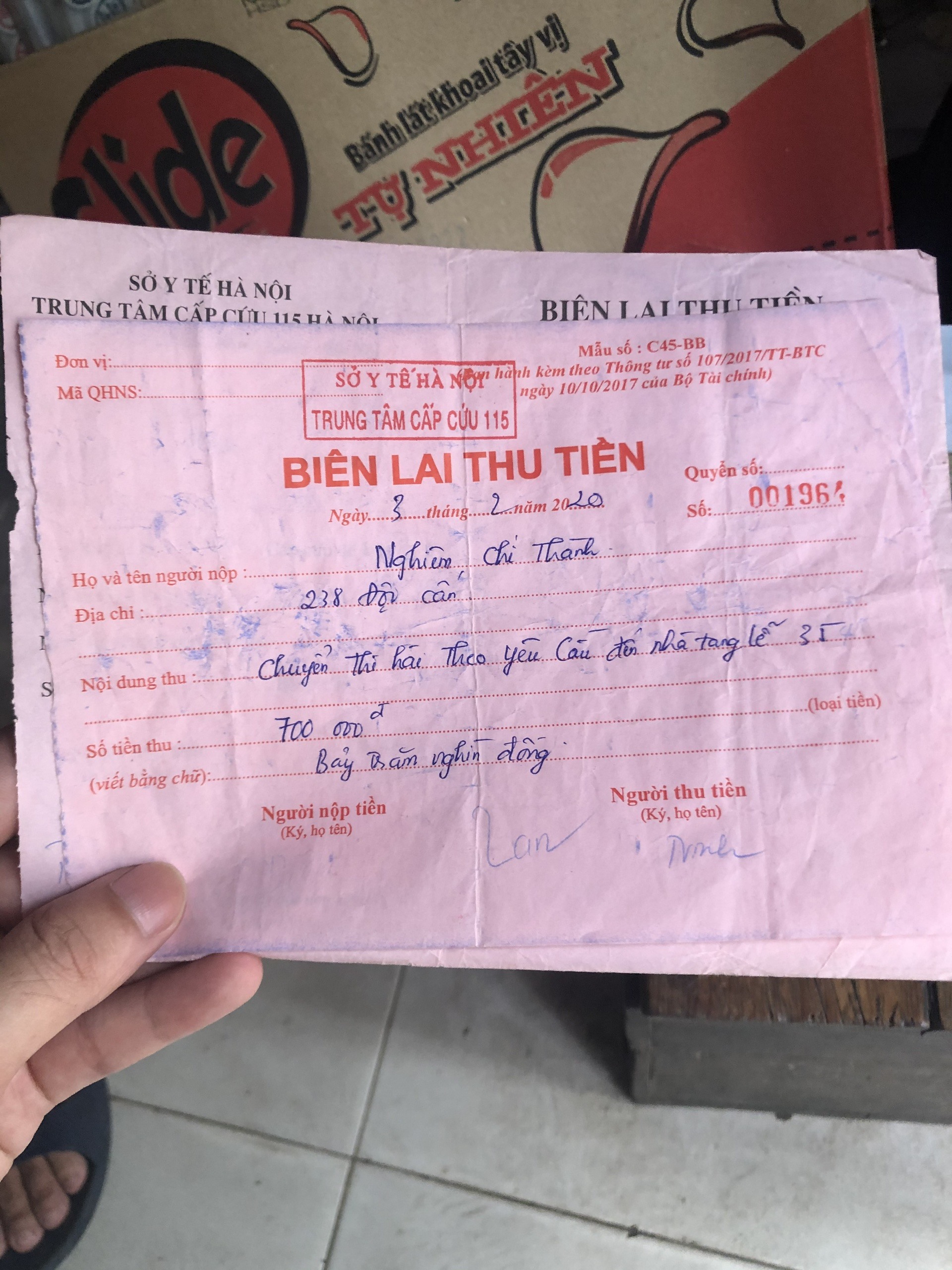 2 hoá đơn thu tiền cho cùng 1 chuyến đi mà gia đình ông Thành nhận được. Ảnh: NVCC