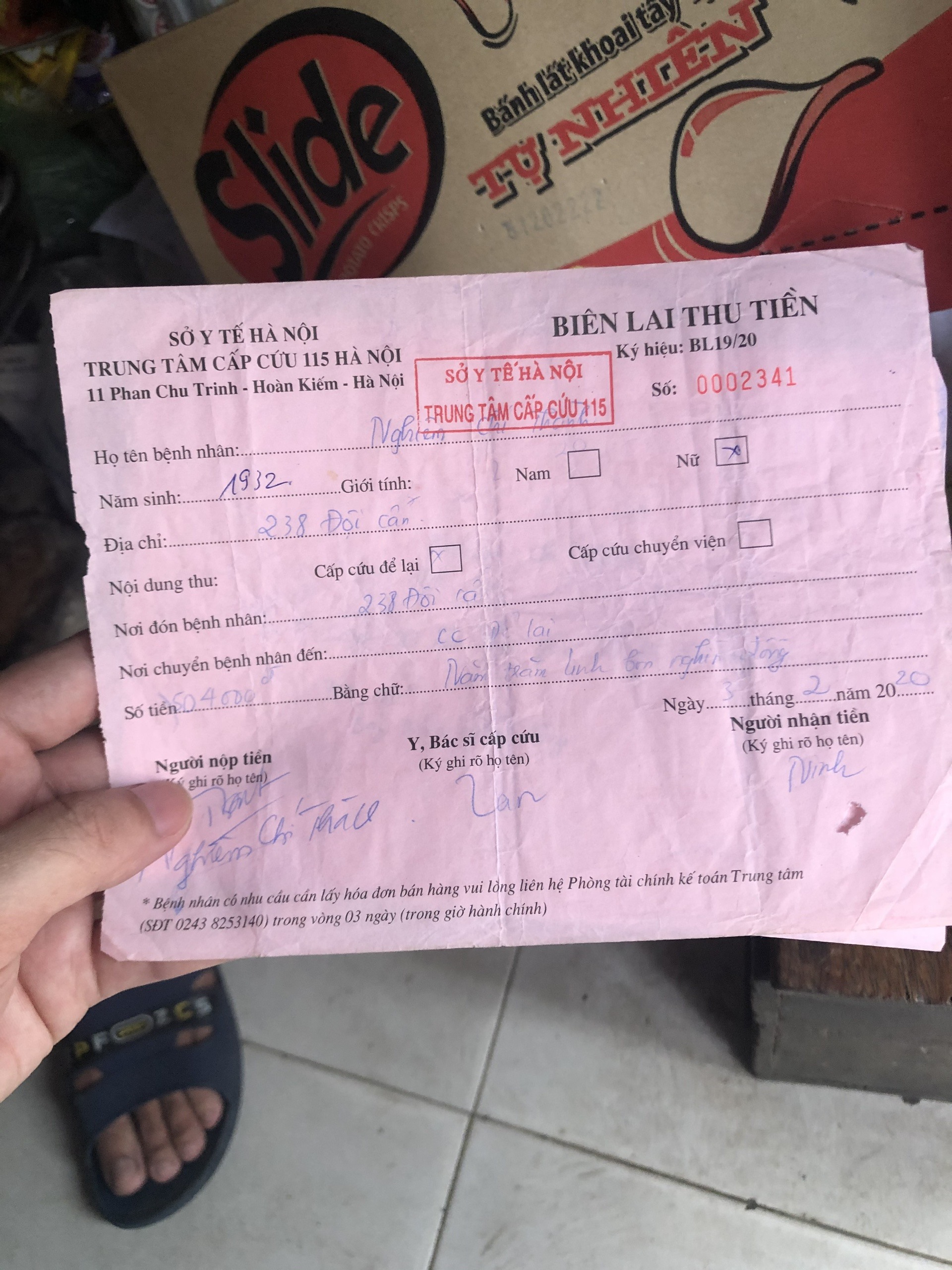2 hoá đơn thu tiền cho cùng 1 chuyến đi mà gia đình ông Thành nhận được. Ảnh: NVCC