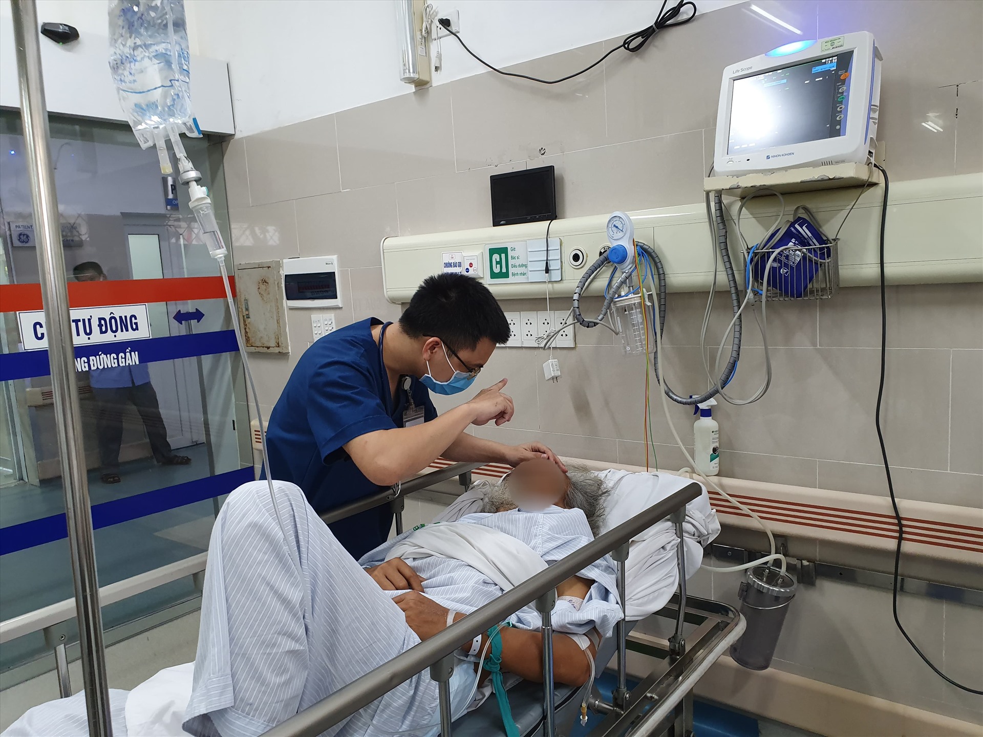 Bác sĩ khoa Cấp cứu đang thăm khám cho một bệnh nhân đột quỵ vào viện trong tình trạng rối lọan ý thức, liệt nửa người bên phải. Ảnh: Mai Thanh