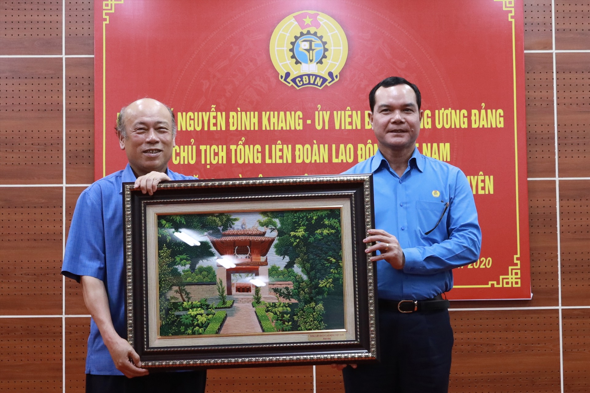 Đồng chí Nguyễn Đình Khang (bên phải) tặng quà lưu niệm của Tổng LĐLĐVN cho lãnh đạo Công ty CP Đầu tư và Thương mại TNG. Ảnh: Hải Nguyễn