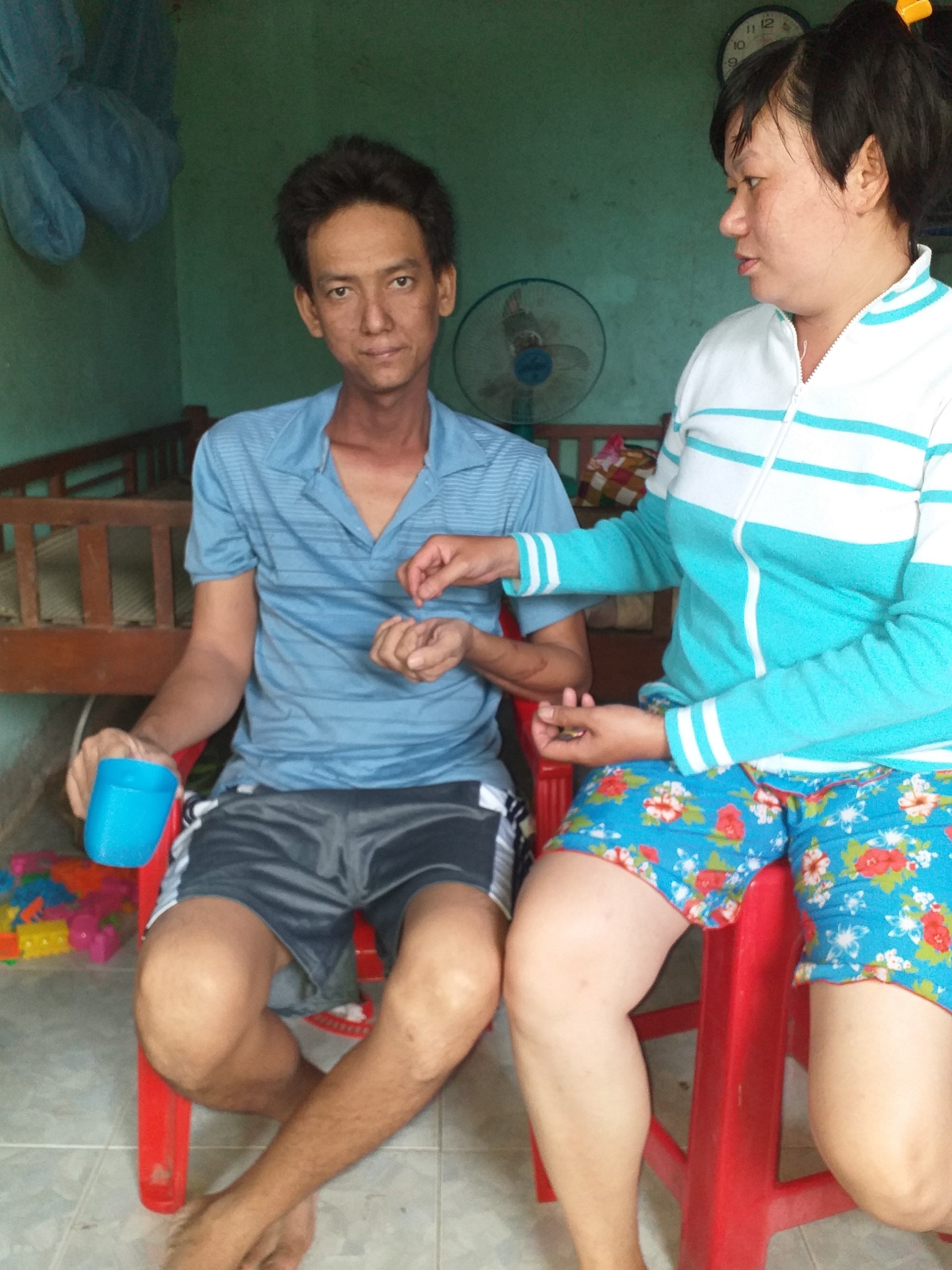 Chị Phương Thảo vừa đi làm vừa chăm sóc chồng bị bệnh. Ảnh: K.Q