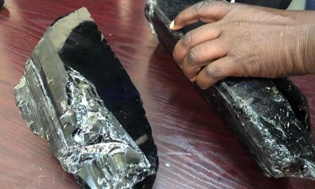 Hai khối đá quý Tanzanite mới được phát hiện. Ảnh: Bộ Khoáng sản Tanzania.