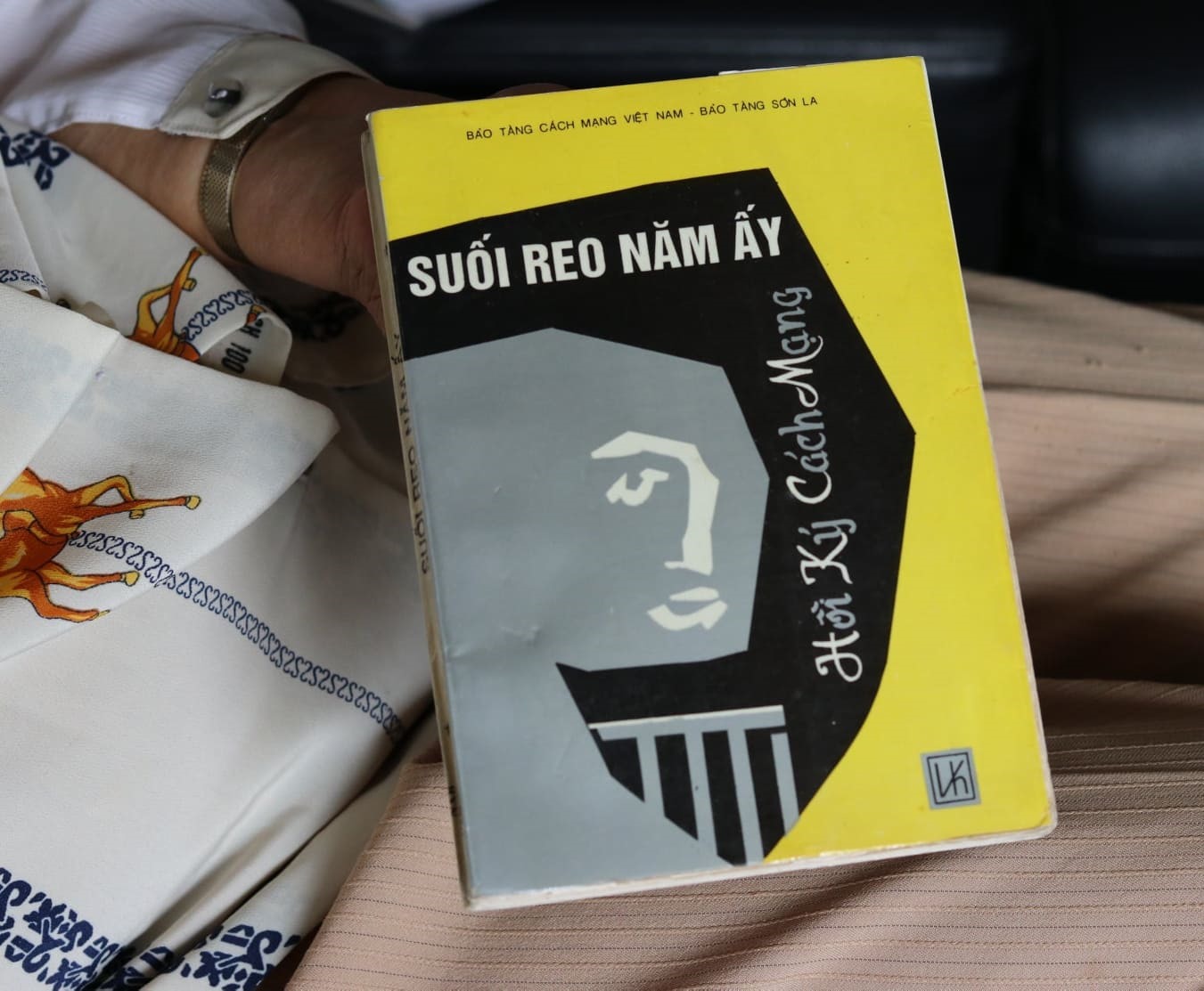 Hồi ức “Suối Reo năm ấy” là tuyển tập của những người tù chính trị tại Sơn La. Ảnh: Lan Nhi