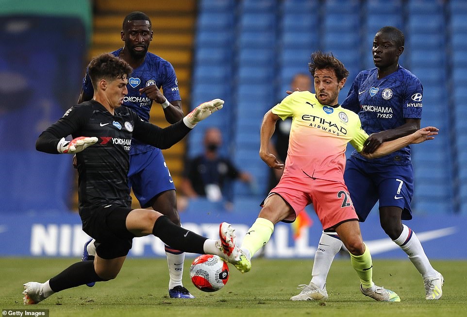 Bernado Silva trong một tình huống dứt điểm bị Kepa cản phá. Ảnh: Getty.