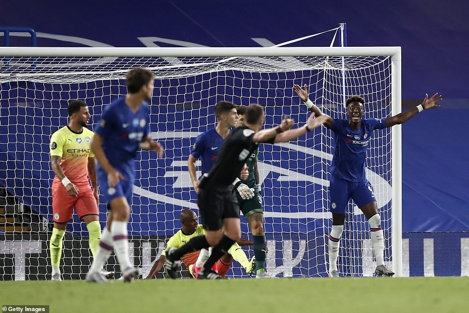 Tình huống dứt điểm trận đấu của Willian. Ảnh: Getty.