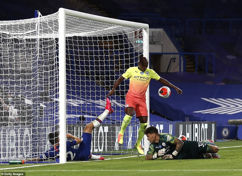 Tình huống dứt điểm trận đấu của Willian. Ảnh: Getty.