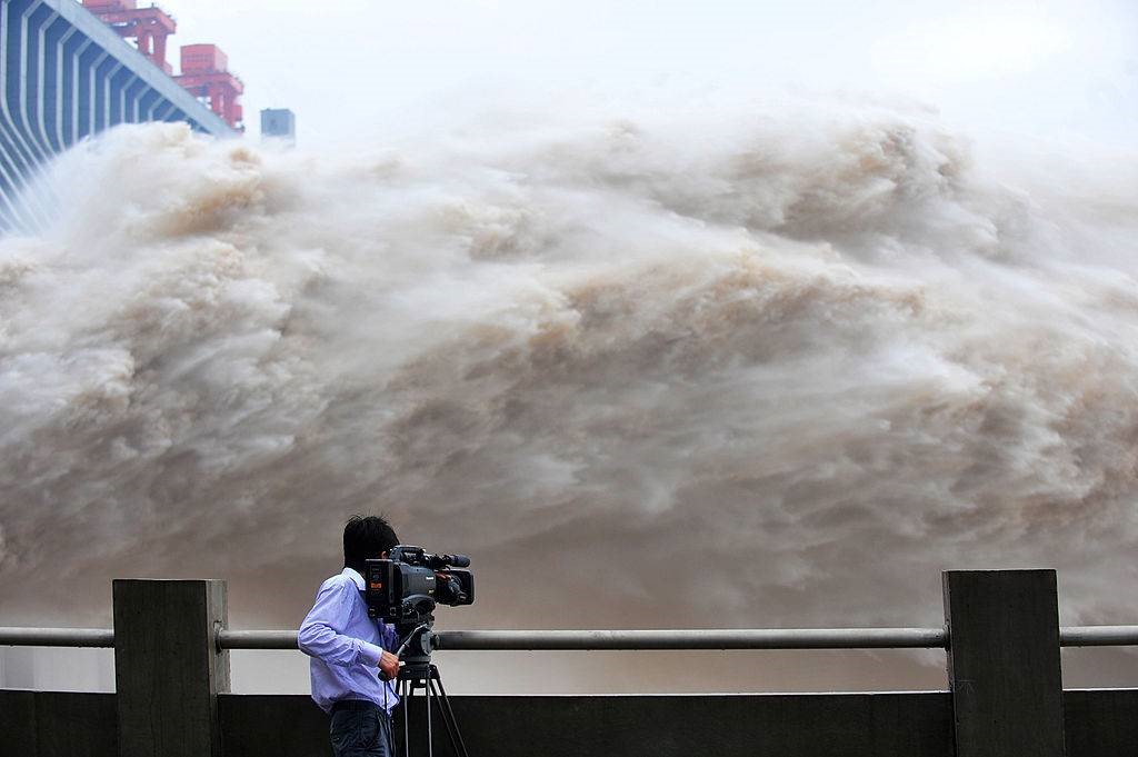 Xả lũ từ đập Tam Hiệp vào năm 2012 tại tỉnh Hồ Bắc. Ảnh: TPG / Getty