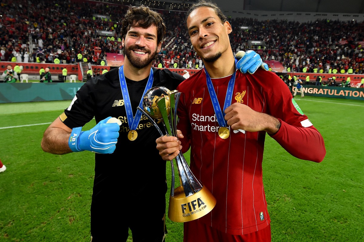 Alisson và Van Dijk. Ảnh: Getty.