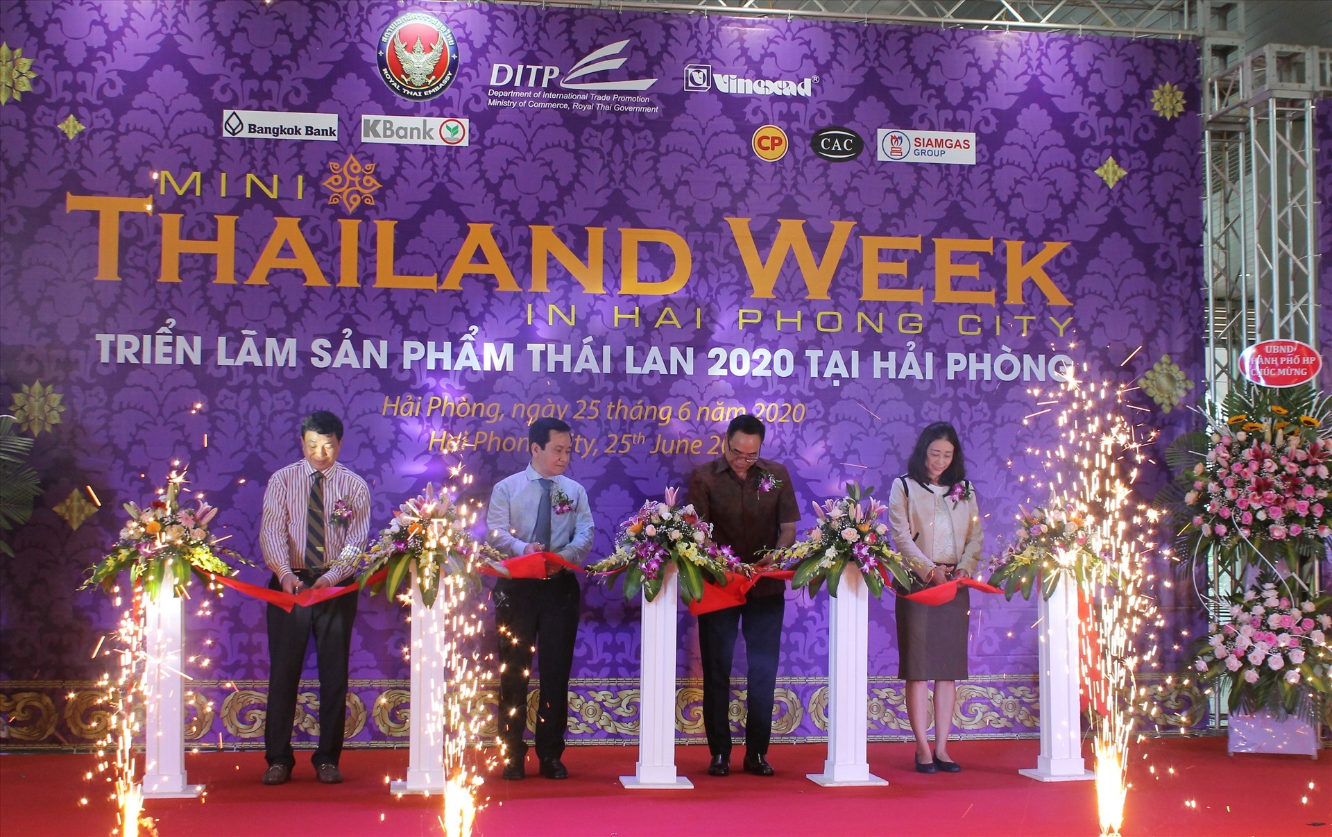 Các đại biểu cắt băng khai mạc Tuần lễ sản phẩm Thái Lan tại Hải Phòng diễn ra từ 25 đến ngày 28.6. Ảnh MD