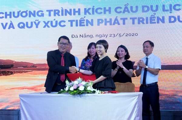 Đại diện các đơn vị ký cam kết tham gia Chương trình kích cầu du lịch “Đà Nẵng tri ân - “Danang Thank You 2020”. Ảnh: Tường Minh