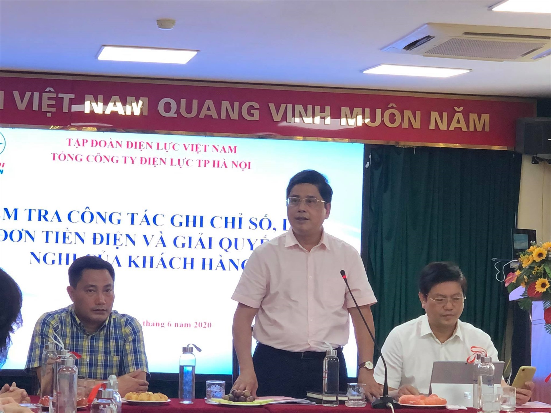 Ông Lâm làm việc cùng Điện lực Mê Linh sáng 26.6. Ảnh: C.Ngô