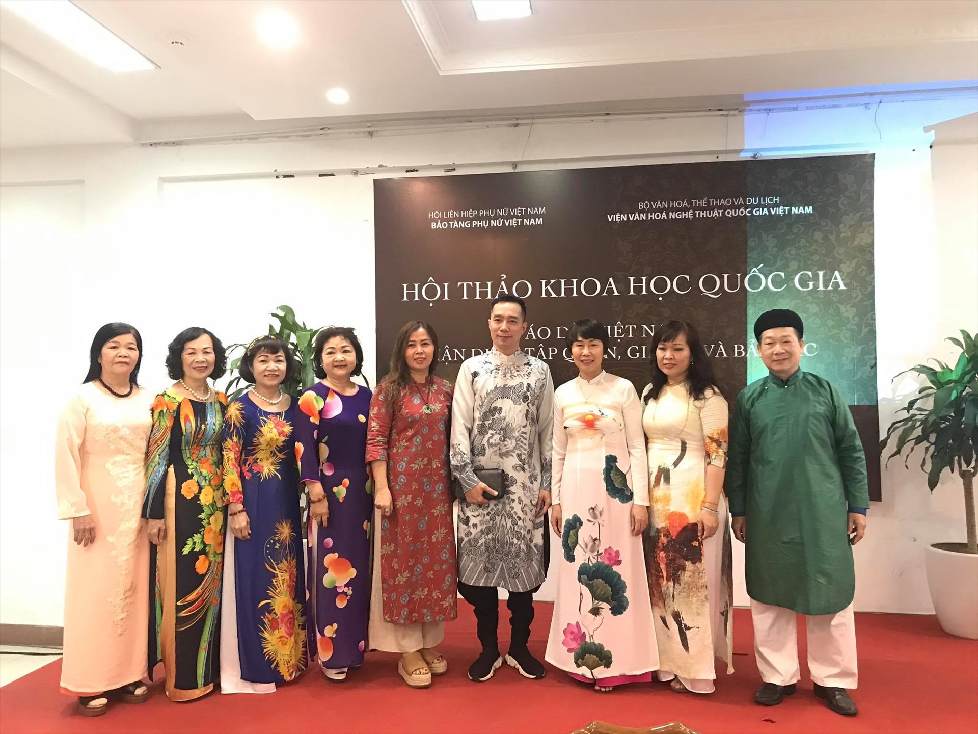 Các đại biểu tại hội thảo đều mặc áo dài. Ảnh: Hương Giang