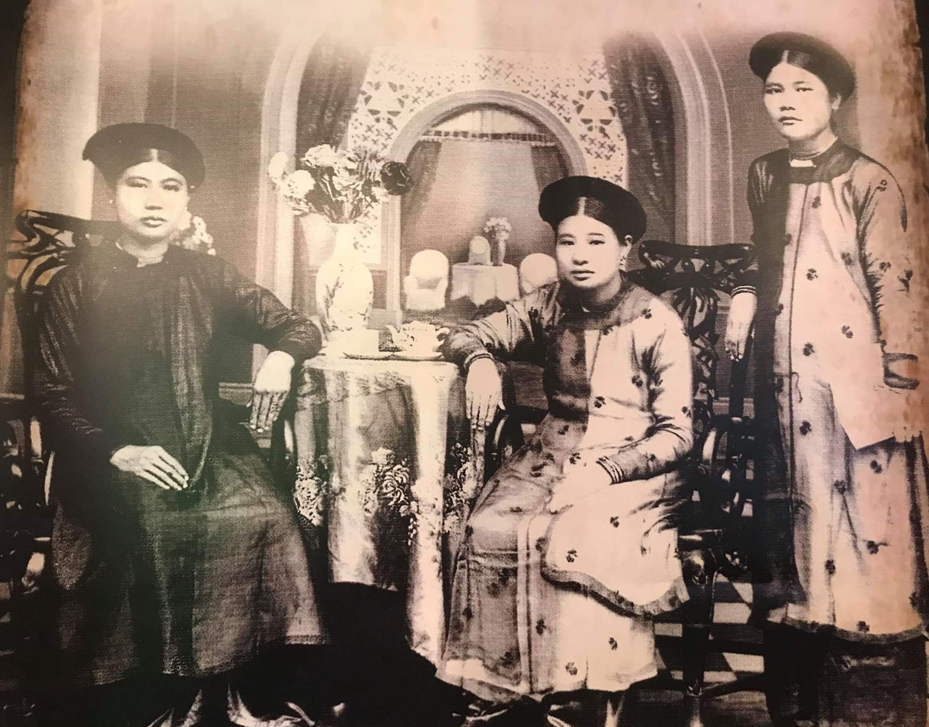 Áo dài Việt Nam qua một số thời kỳ. Ảnh: chụp lại từ tư liệu và trưng bày tại Bảo tàng Phụ nữ