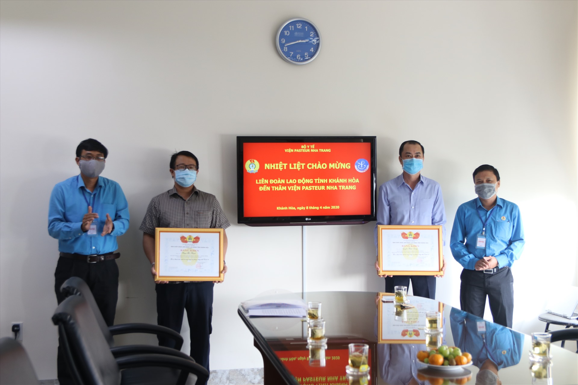 Lãnh đạo LĐLĐ tỉnh Khánh Hòa khen thưởng đội ngũ đoàn viên tham gia tuyến đầu chống dịch COVID-19. Ảnh: Phương Linh