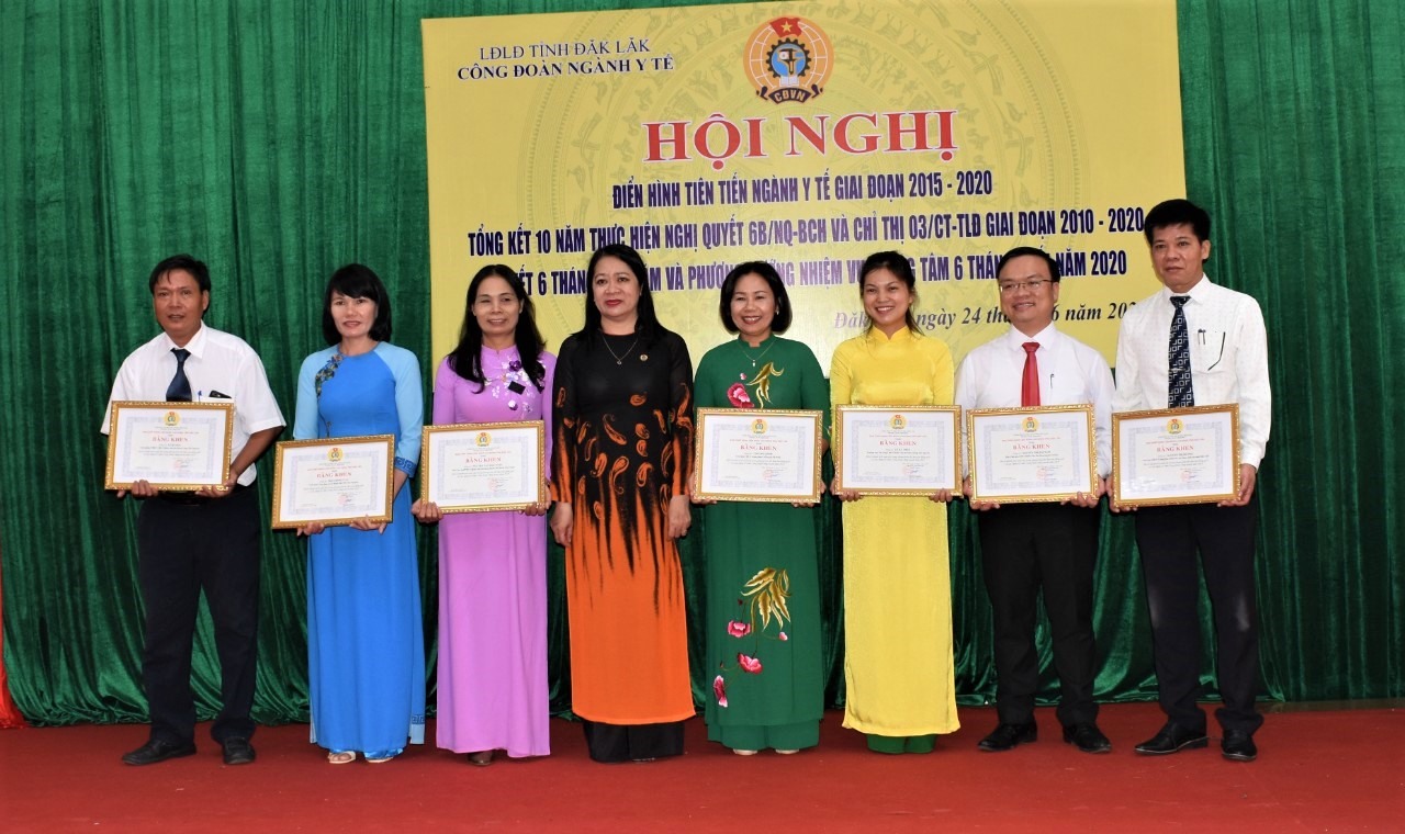 Bà Võ Thị Hạnh – Phó Chủ tịch Thường trực LĐLĐ tỉnh trao Bằng khen của LĐLĐ tỉnh cho các tập thể và cá nhân đạt thành tích xuất sắc. Ảnh Quang Trung