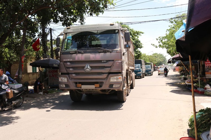 Vào giờ cao điểm, các phương tiện tham gia giao thông trên tuyến đường tỉnh lộ 421B rất đông đúc. Ảnh: Lan Nhi.